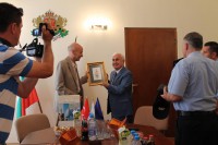 Турският валия подари на областния управител на област Хасково картина. От своя страна г-н Беливанов му подари дървена гравюра, изработена от хасковски майстори.